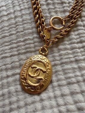 ✨Vintage Chanel CC Medallion Chain Necklace Gold Tone ✨
